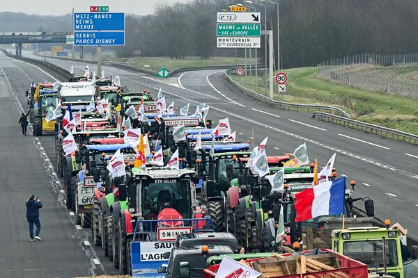 Фермеры блокируют своими тракторами шоссе А4 недалеко от Жоссиньи, к востоку от Парижа, Франция. - Sputnik Беларусь
