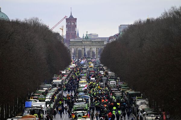 Тракторы и грузовики перед  Бранденбургскими воротами в Берлине, Германия. - Sputnik Беларусь