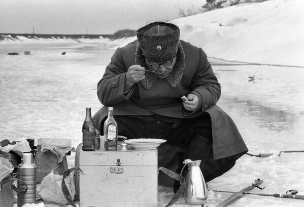 Маршал Иван Конев обедает во время рыбалки - Sputnik Беларусь