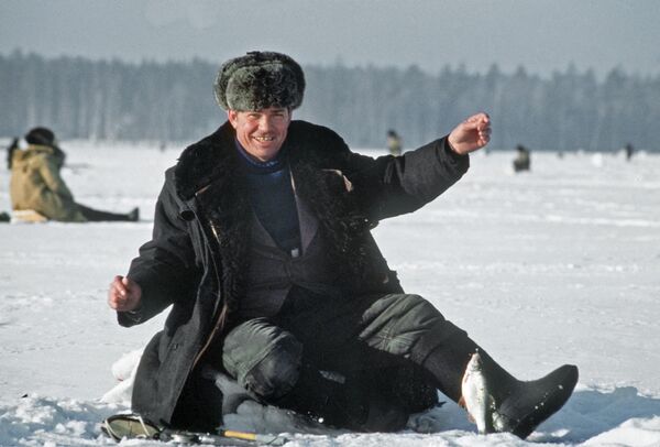 Любитель рыбалки во время зимнего лова - Sputnik Беларусь