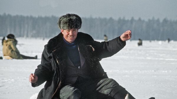 Любитель рыбалки во время зимнего лова - Sputnik Беларусь