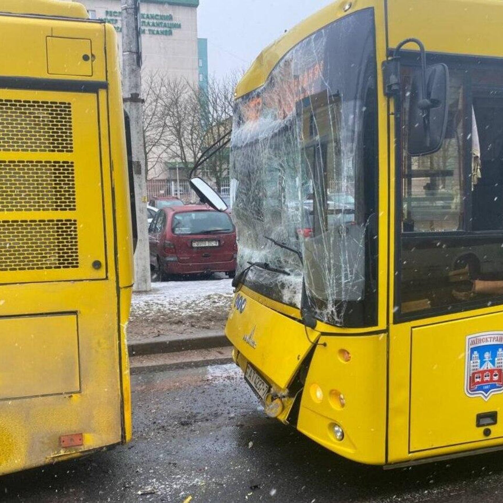 Два автобуса столкнулись в Минске – девять человек доставлены в больницы -  05.02.2024, Sputnik Беларусь