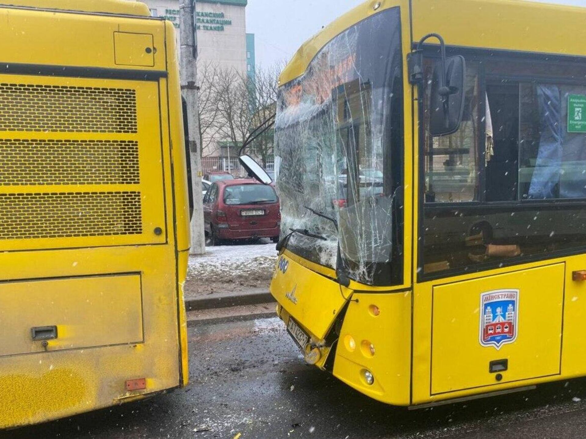 Два автобуса столкнулись в Минске – девять человек доставлены в больницы -  05.02.2024, Sputnik Беларусь