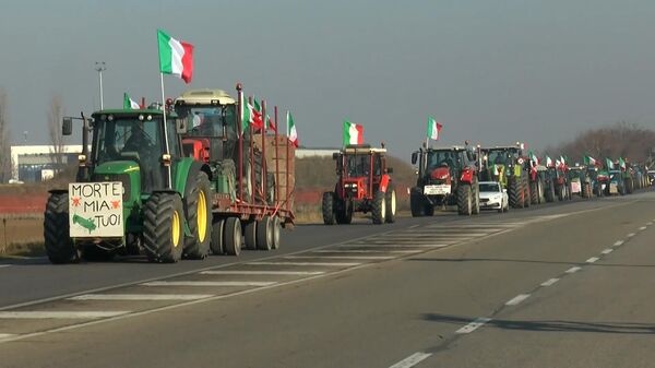 Сотни тракторов блокируют шоссе под Болоньей (видео) - Sputnik Беларусь