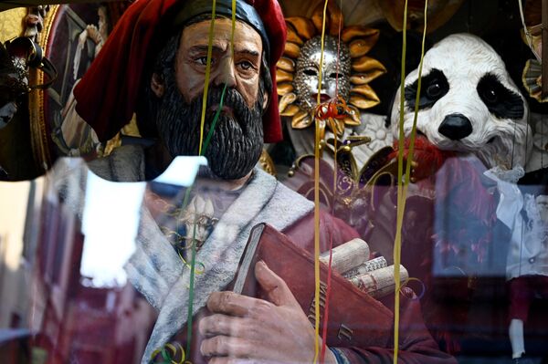В этом году карнавальные программы посвящены Марко Поло, венецианскому купцу и путешественнику, умершему 700 лет назад. На фото: статуя Марко Поло в витрине магазина. - Sputnik Беларусь