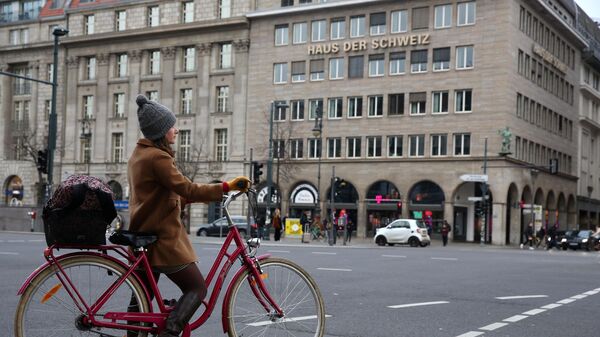 Женщина едет на велосипеде по центру Берлина во время общенациональной забастовки из-за спора о заработной плате между работниками общественного транспорта - Sputnik Беларусь