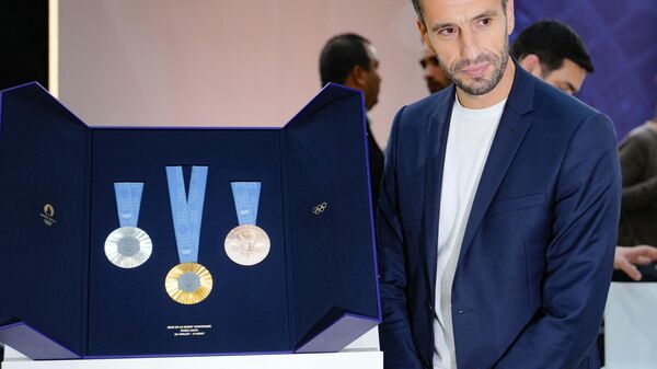 Президент организационного комитета Олимпийских и Паралимпийских игр 2024 года в Париже Тони Эстанге с олимпийскими медалями - Sputnik Беларусь