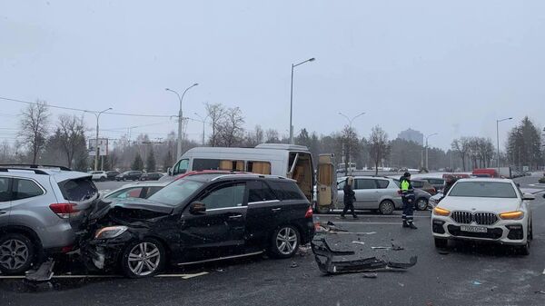 На парковке столкнулись шесть автомобилей - Sputnik Беларусь