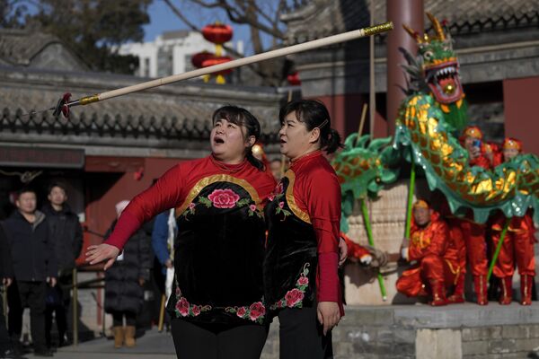 Китайские артисты выступают с копьем в храме Дунъюэ в Пекине, Китай. - Sputnik Беларусь
