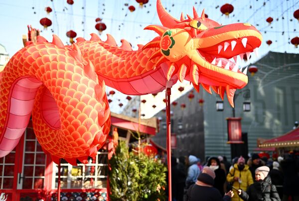 Инсталляция в виде дракона на фестивале &quot;Китайский Новый год в Москве&quot;. - Sputnik Беларусь