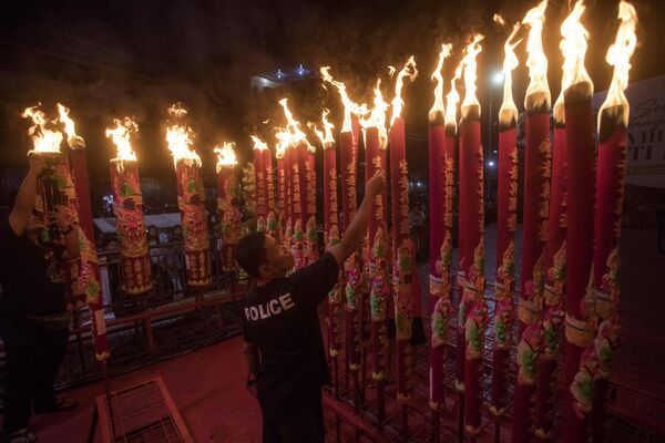 Китаец зажигает палочки в храме во время празднования лунного Нового года, Индонезия. - Sputnik Беларусь