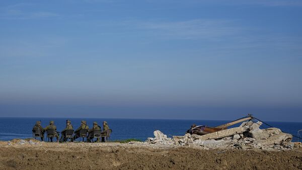 Израильские солдаты наблюдают за Средиземным морем во время наземной операции в секторе Газа - Sputnik Беларусь