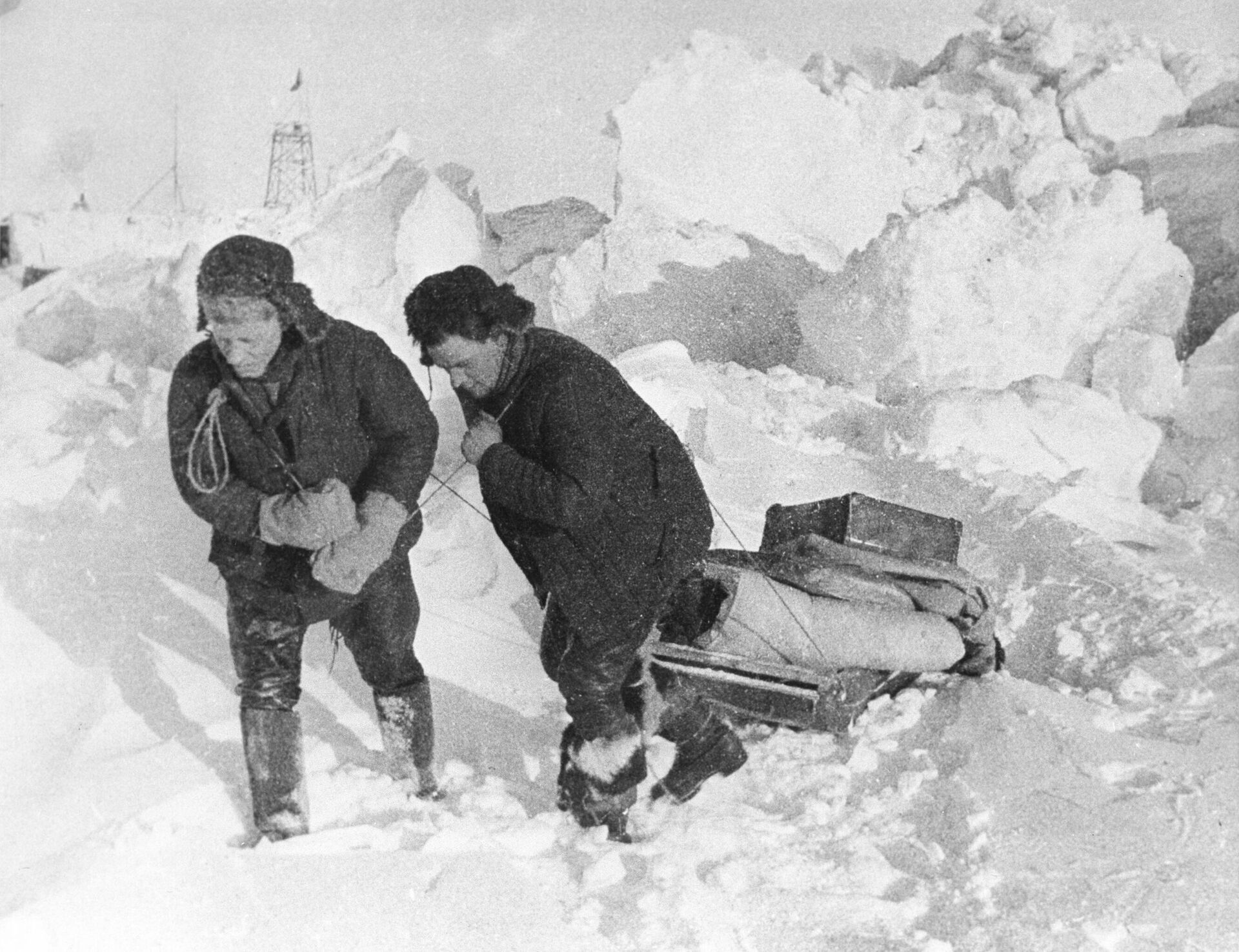 Члены экипажа парохода Челюскин под командованием Отто Юльевича Шмидта во время вынужденной зимовки на льдине в Северном Ледовитом океане. 25 марта 1934 года - Sputnik Беларусь, 1920, 12.02.2024