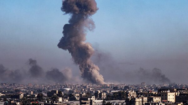 Дым во время израильской бомбардировки Хан-Юниса на юге сектора Газа - Sputnik Беларусь