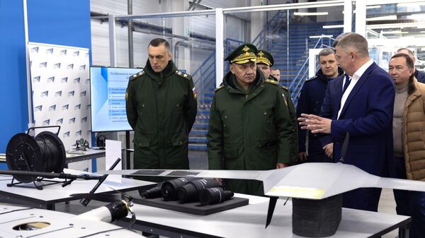 Министр обороны РФ Сергей Шойгу (второй слева) инспектирует предприятие по производству разведывательных и ударных беспилотных летательных аппаратов - Sputnik Беларусь