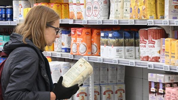 Женщина выбирает муку в гипермаркете - Sputnik Беларусь