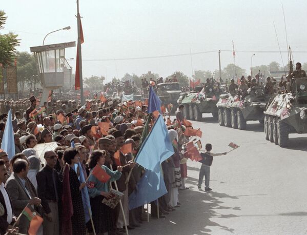 Мирные жители провожают домой советских воинов-интернационалистов. 15 мая 1988 года. - Sputnik Беларусь