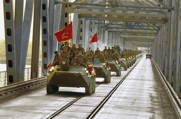 Колонна бронетранспортеров на мосту в Термезе во время вывода советских войск из Афганистана. 15 февраля 1989 года. - Sputnik Беларусь