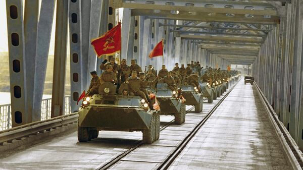 Калона бронетранспарцёраў на мосце ў Тэрмезе падчас вываду савецкіх войск з Афганістана. 15 лютага 1989 года - Sputnik Беларусь