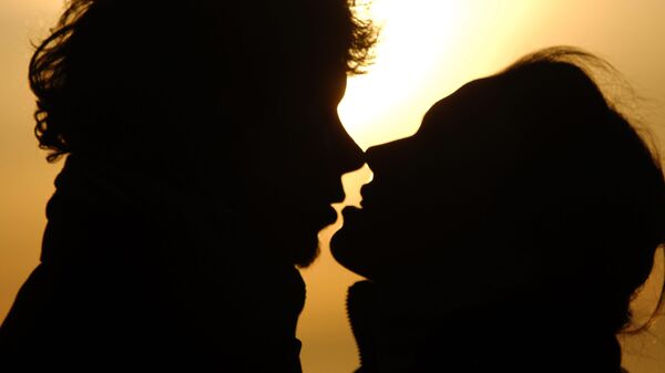 Влюбленные целуются на закате - Sputnik Беларусь