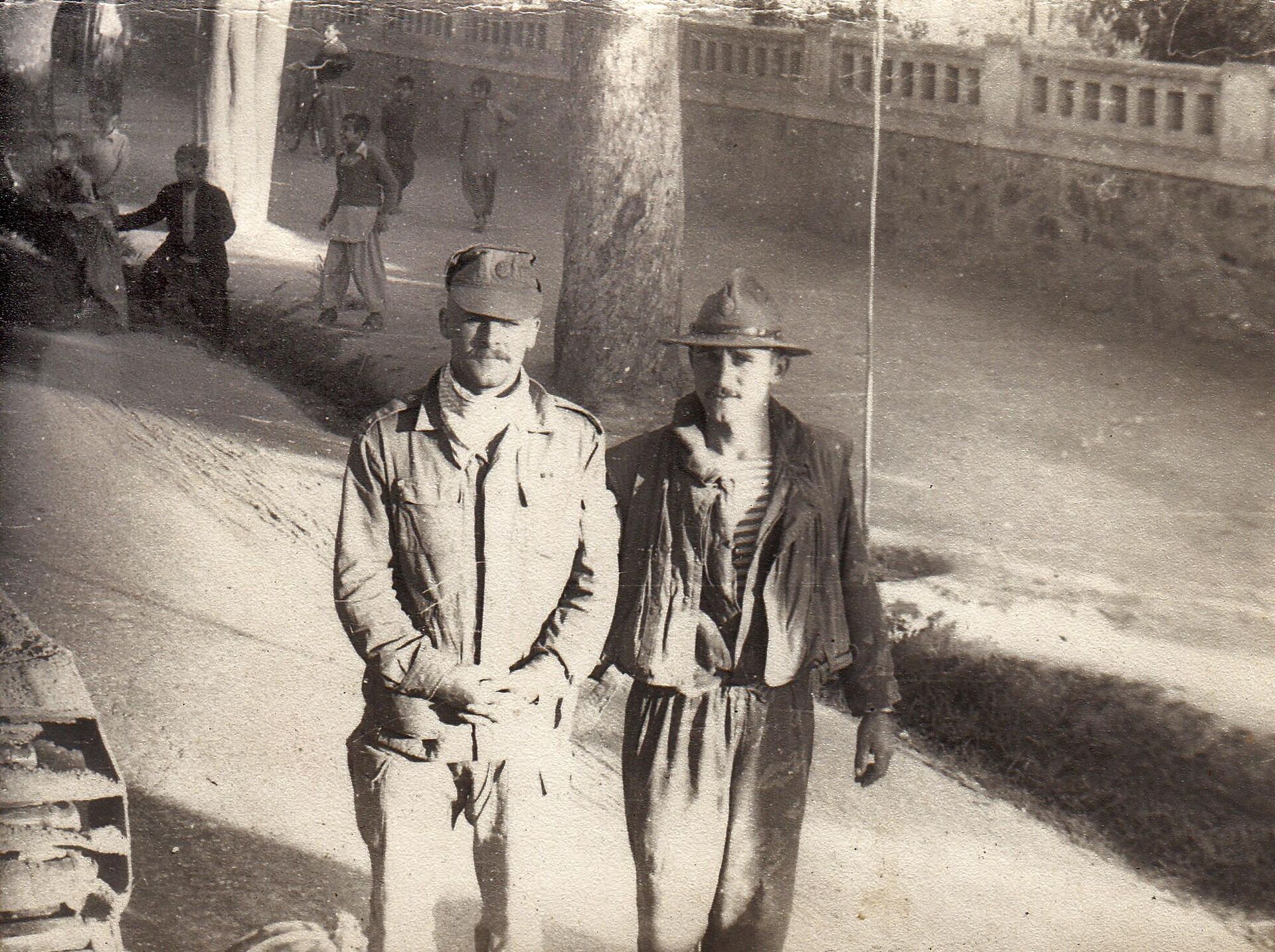 Андрей Семиков с сослуживцем в Джелалабаде - Sputnik Беларусь, 1920, 14.02.2024