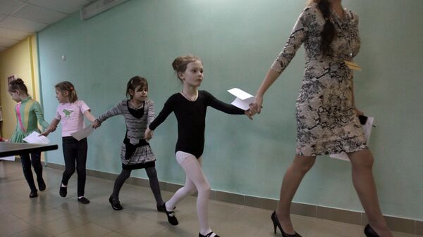 Дети направляются в зал для танцев - Sputnik Беларусь
