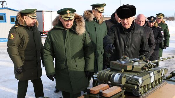 Министр обороны РФ С. Шойгу проверил выполнение госзаказа по производству ракетных комплексов - Sputnik Беларусь