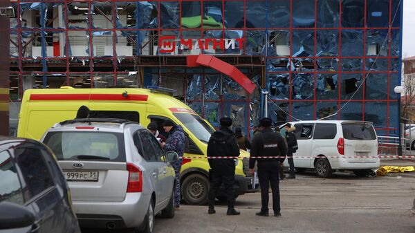 Торговый центр, в котором находятся магазин Магнит и аптека, поврежденный в результате ракетной атаки со стороны ВСУ по Белгороду - Sputnik Беларусь