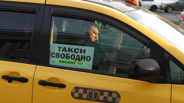 Таксист ожидает пассажира - Sputnik Беларусь