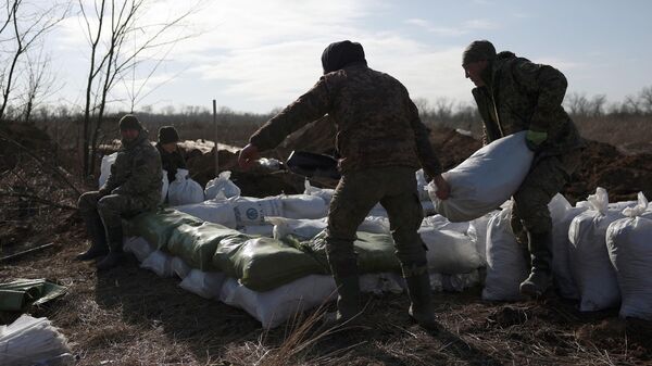Украинские военнослужащие складывают мешки с землей для строительства укрепления - Sputnik Беларусь