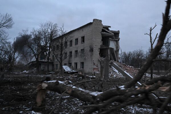 Жилой дом, поврежденный в результате обстрела на территории освобожденной Авдеевки - Sputnik Беларусь