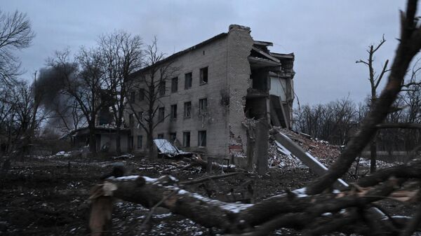 Жылы дом, пашкоджаны ў выніку абстрэлу на тэрыторыі вызваленай Аўдзееўкі - Sputnik Беларусь