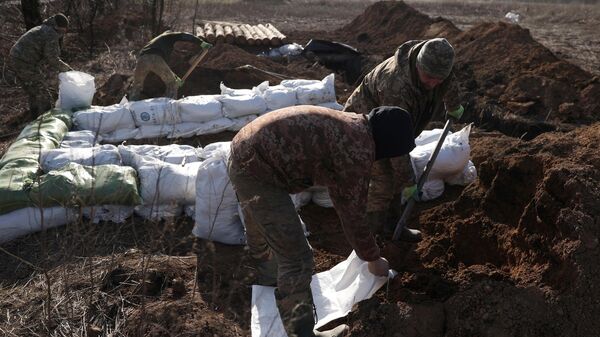 Украинские военнослужащие готовят мешки с землей для строительства укрепления - Sputnik Беларусь