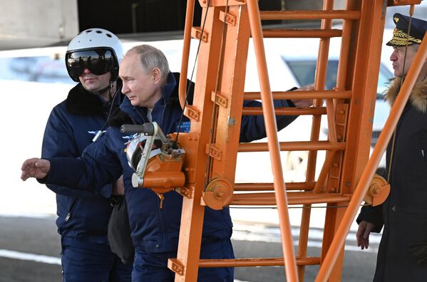 22 лютага 2024 года. Прэзідэнт РФ Уладзімір Пуцін перад палётам на мадэрнізаваным стратэгічным ракетаносцы Ту-160М. - Sputnik Беларусь