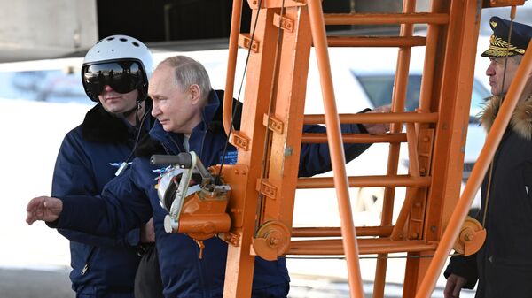 Президент РФ Владимир Путин перед полетом на модернизированном стратегическом ракетоносце Ту-160М - Sputnik Беларусь