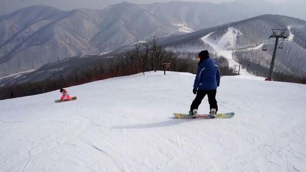 Российские туристы опробовали трассу на горнолыжном курорте в КНДР – видео - Sputnik Беларусь