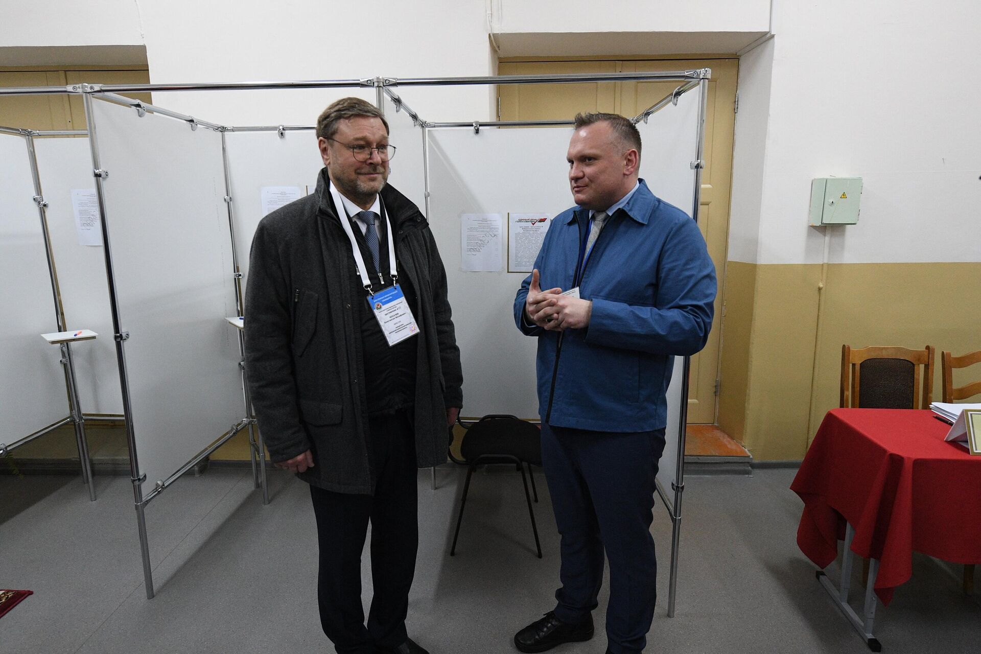 Константин Косачев (слева) на избирательном участке - Sputnik Беларусь, 1920, 25.02.2024