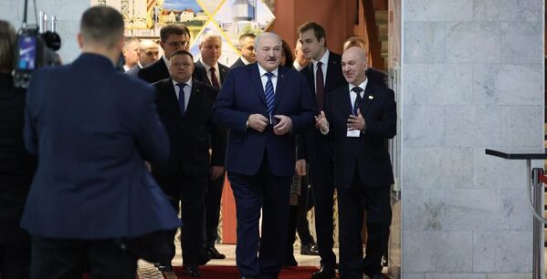 Президент Беларуси Александр Лукашенко прибыл на участок для голосования. - Sputnik Беларусь