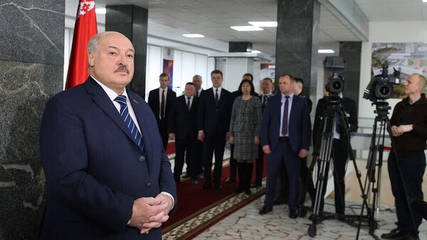 Александр Лукашенко во время общения с прессой на избирательном участке - Sputnik Беларусь