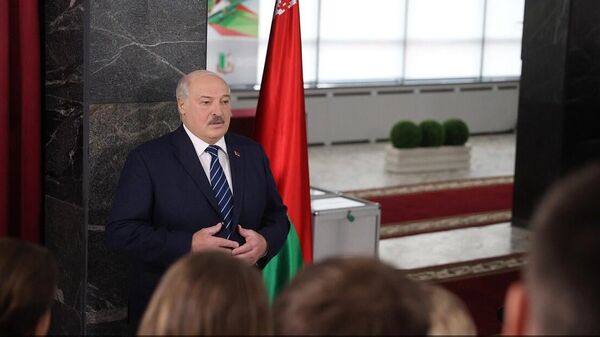 Аляксандр Лукашэнка падчас размовы з прэсай на выбарчым участку - Sputnik Беларусь