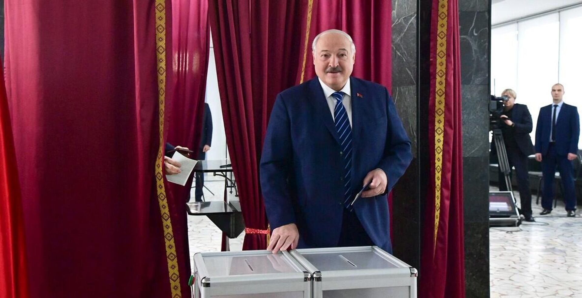 Александр Лукашенко на избирательном участке - Sputnik Беларусь, 1920, 25.02.2024