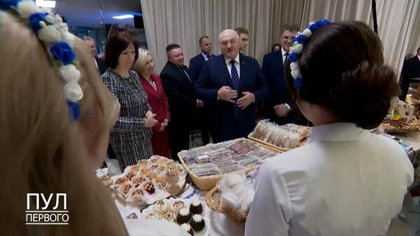 Лукашенко в буфете преподнесли подарок, которого нет ни у кого в мире (видео) - Sputnik Беларусь