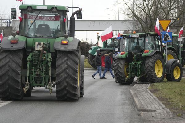 Колонна польских фермеров на тракторах во время общенациональных протестов против импорта украинских продуктов питания и экологической политики Европейского Союза, в Минске-Мазовецком, Польша, 20 февраля 2024 года. - Sputnik Беларусь