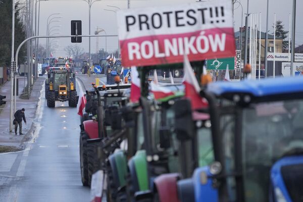 Польские фермеры на тракторах в колонне в Минске-Мазовецком, Польша, во вторник, 20 февраля 2024 года. - Sputnik Беларусь