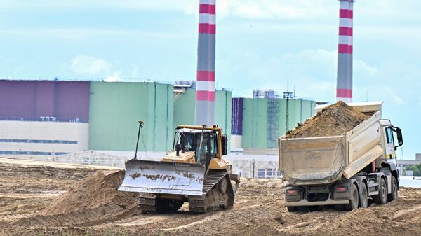Грузовики и экскаваторы работают на территории АЭС Пакш - Sputnik Беларусь