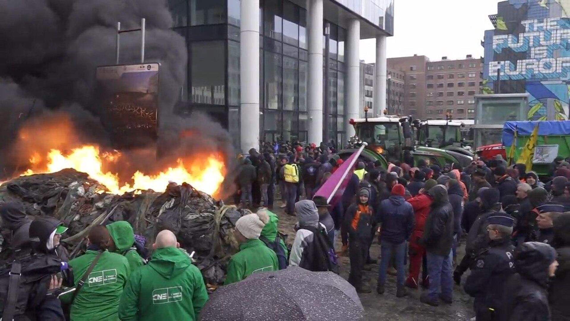 Фермеры жгут навоз и покрышки в Брюсселе – видео - 27.02.2024, Sputnik  Беларусь