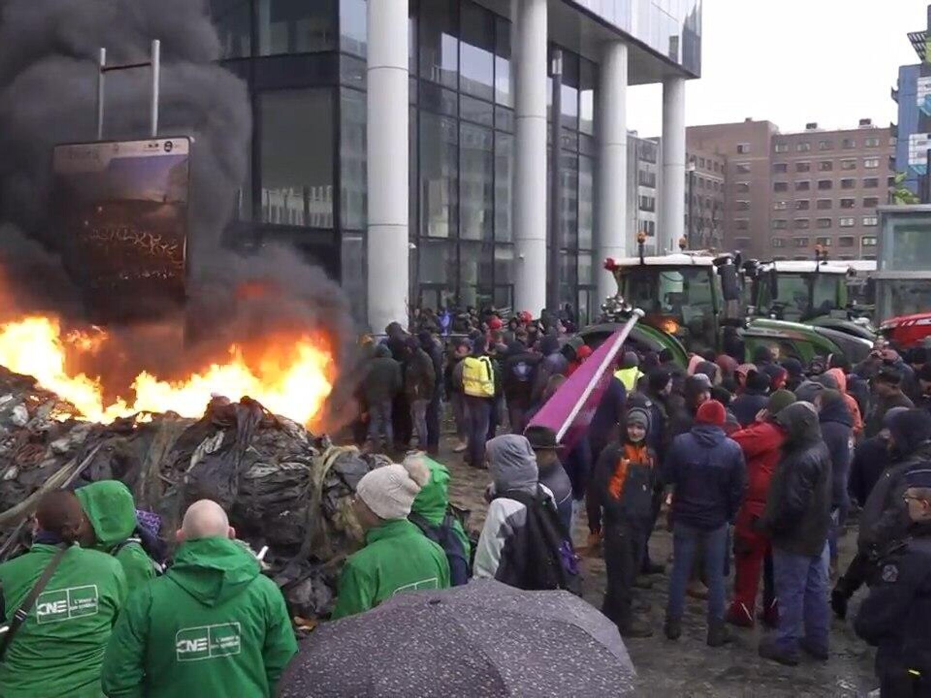 Фермеры жгут навоз и покрышки в Брюсселе – видео - 27.02.2024, Sputnik  Беларусь