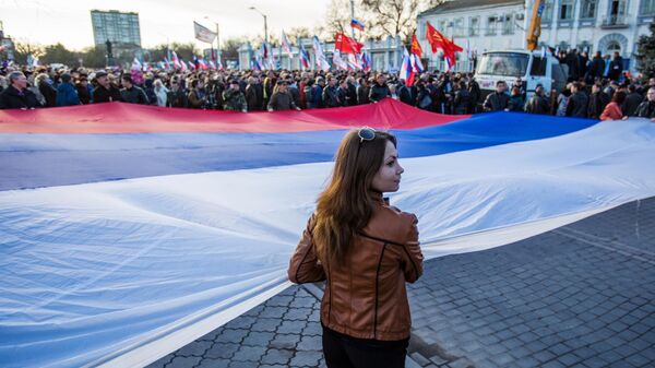Участники митинга в поддержку России на центральной площади Евпатории - Sputnik Беларусь
