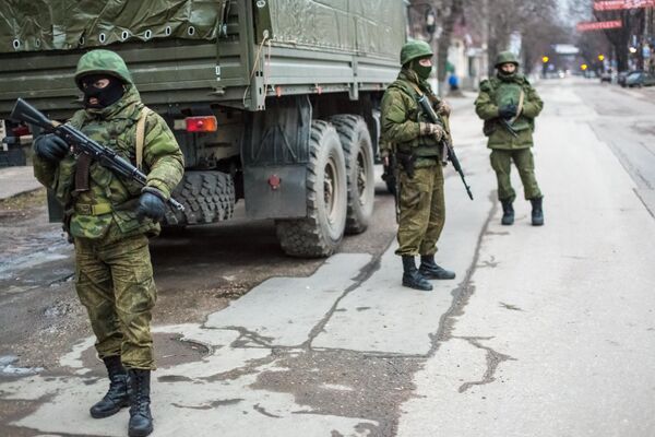 Военные на улице в Симферополе. 28 февраля 2014 года. - Sputnik Беларусь