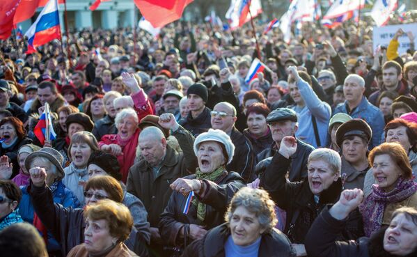 Участники митинга в поддержку России на центральной площади Евпатории. 5 марта 2014 года. - Sputnik Беларусь